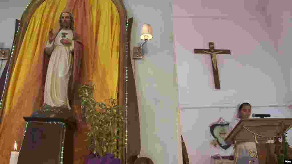 Some Catholic worry they will no longer be able to properly celebrate Mass if Shariah law is strictly enforced for non-Muslims in Aceh, Dec. 7, 2014. (Zinlat Aung/VOA)