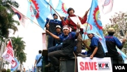 马英九向群众竖起大拇指（美国之音包小祥拍摄）