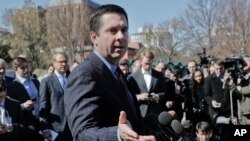 Ketua Komite Intelijen DPR Devin Nunes memberikan keterangan kepada wartawan di luar Gedung Putih, Washington, 22 Maret 2017. (AP Photo/Pablo Martinez Monsivais)
