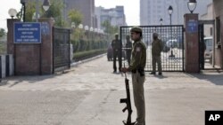 Seorang polisi India tengah berjaga di depan pintu gerbang pengadilan saat berlangsungnya pengadilan atas komplotan pelaku pemerkosaan di atas bus di New Delhi, India (Foto: dok). Salah seorang dari ke-6 pria pelaku pemerkosaan tersebut dikabarkan tewas gantung diri dalam tahanan India, Senin (11/3).