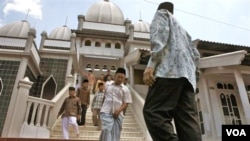 Jemaat Ahmadiyah keluar dari Masjid An-Nur usai sholat Jumat di desa Manislor, Kuningan, Jawa Barat (foto: dok.). RUU kerukunan beragama dinilai belum menjamin kebebasan beragama, khususnya bagi minoritas.