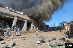 Dim se uzdiže iznad objekata nakon ruskih vazdušnih udara, u regionu Harkova, 10. aprila 2024.