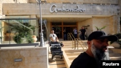 পূর্ব জেরুজালেমের এই হোটেলে আল জাজিরা অফিসে পুলিশ অভিযানের পর একজনকে সরঞ্জাম নিয়ে বের হতে দেখা যাছে। ফটোঃ ৫ মে, ২০২৪। 