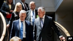 Menteri Luar Negeri Rex Tillerson, kanan, dan Menteri Pertahanan Jim Mattis tiba di Capitol Hill in Washington, 2 Agustus 2017 untuk memberikan taklimat kepada Komite Hubungan Luar Negeri Senat. (Foto:dok)