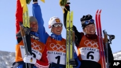 La médaille d'argent Larissa Lazutina, de l'équipe russe, la médaille d'or Olga Danilova, également Russe, et la médaille de bronze, la Canadienne Beckie Scott au JO d'hiver, le 15 février 2002.
