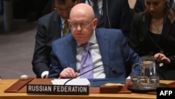 জাতিসংঘে রাশিয়ার রাষ্ট্রদূত ভাসিলি নেবেনজিয়া গাজায় অস্ত্র বিরতি ও পণবন্দি চুক্তি সম্পর্কে নিউ ইয়র্কে জাতিসংঘের সদর দপ্তরে নিরাপত্তা পরিষদে ভোটের সময় । ২২ মার্চ,২০২৪। 