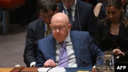 2024年3月22日，俄罗斯驻联合国大使瓦西里·内本齐亚在纽约联合国总部就加沙停火和人质协议进行投票时听取发言。（法新社照片）