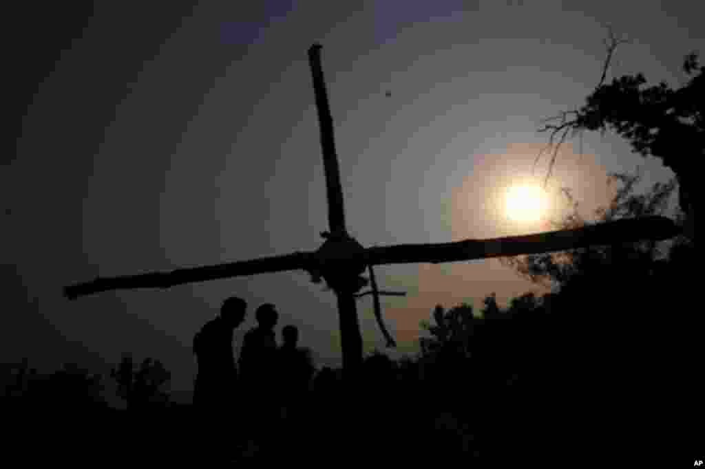 Pokistonlik nasorolar portlashda halok bo'lganlarning dafn marosimida qatnashmoqda, 23-sentabr, 2013-yil.