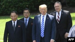 پرزیدنت ترامپ در دیدار با فرستاده کره شمالی، در کنار مایک پمپئو وزیر خارجه ایالات متحده