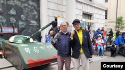 前理工大學應用社會科學系助理教授鍾劍華，在2022年離開香港移居英國後，繼續對香港政府及警方作出批評，圖為鍾劍華（左）與已故友人去年在英國參與紀念六四民運活動。 （由受訪者提供）