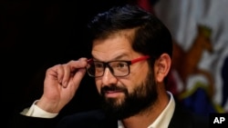 El presidente chileno Gabriel Boric asiste a una reunión de la Comisión Económica para América Latina y el Caribe (CEPAL) para discutir más a fondo el Acuerdo de Escazú en Santiago, Chile, el lunes 22 de abril de 2024.