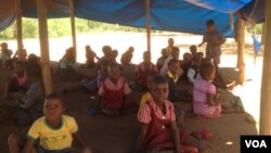 ក្មេងៗ​អង្គុយ​រៀន​នៅ​លើ​ដី​នៅ​ក្នុង​សាលា​មួយ​នៅ​ជំរុំ Chingwizi កាលពី​ខែ​កុម្ភៈ ឆ្នាំ២០១៦។