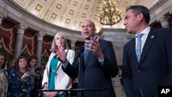 Пресконференція лідерів демократів у Палаті представників.Розпорядниця Демократичної партії Кетрін Кларк, лідер демократів у Палаті представників Гакім Джеффріс та голова демократичної фракції Піт Агілар.