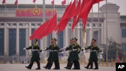 Кинески војници маршираат до нивната позиција пред владината зграда на Пекинг, 7 март 2025 година