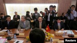 លោក Le Hoai Trung អនុរដ្ឋមន្ត្រីការបរទេសវៀតណាម (កណ្តាល) ចូលរួម​កិច្ចប្រជុំ​ពិភាក្សា​អំពី​បញ្ហា​ព្រំដែន​រវាង​កម្ពុជា និង​វៀតណាម នៅ​ទីស្តីការ​គណៈរដ្ឋ​មន្ត្រី នៅ​រាជធានី​ភ្នំពេញ កាលពីថ្ងៃទី២៩ ខែសីហា ឆ្នាំ២០១៦។