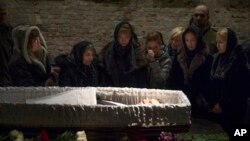 Kerabat dan sahabat memberikan penghormatan terakhir pada Boris Nemtsov, pemimpin oposisi Rusia yang kharismatik dan pengecam pemerintah, dalam upacara di Moskow (3/3). (AP/Pavel Golovkin)
