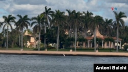 Vista frontal de Mar-a-Lago desde el puente que da acceso a la residencia de Donald Trump.