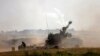 Sebuah unit artileri Israel menembak ke sasaran di Jalur Gaza, di perbatasan Israel-Gaza, Minggu, 16 Mei 2021. (Foto AP / Heidi Levine)