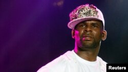 Pevač Ar Keli, 2013.