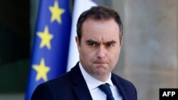 সাপ্তাহিক মন্ত্রিসভার বৈঠকের পর ফ্রান্সের সশস্ত্র বাহিনীর মন্ত্রী সেবাস্তিয়েন লেকর্নু রাষ্ট্রপতির প্রাসাদ ‘এলিসি’ থেকে বের হচ্ছেন। প্যারিস। ফটোঃ ৫ মার্চ, ২০২৫।