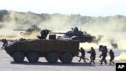 台湾士兵们在台湾北部新竹县参加军事演习。(2021年1月19日）