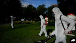 ARCHIVO - Una brigada fumiga para combatir el dengue en medio de un aumento de casos en Argentina, el 26 de marzo de 2024. Latinoamérica ha experimentado un aumento exponencial de casos de dengue que ha llevado a alertas sanitarias.
