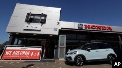 Salah satu diler mobil Honda di Ottershaw, Surrey, Inggris, 29 Mei 2020. (Foto: dok).
