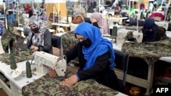 خواتین کو ایک فیکٹری میں ملازمت دی گئی ہے (اے ایف پی)