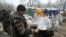 Phiến quân đòi ly khai thân Nga nấu thức ăn bên cạnh một trạm kiểm soát ở Donetsk, ngày 18/11/2014.