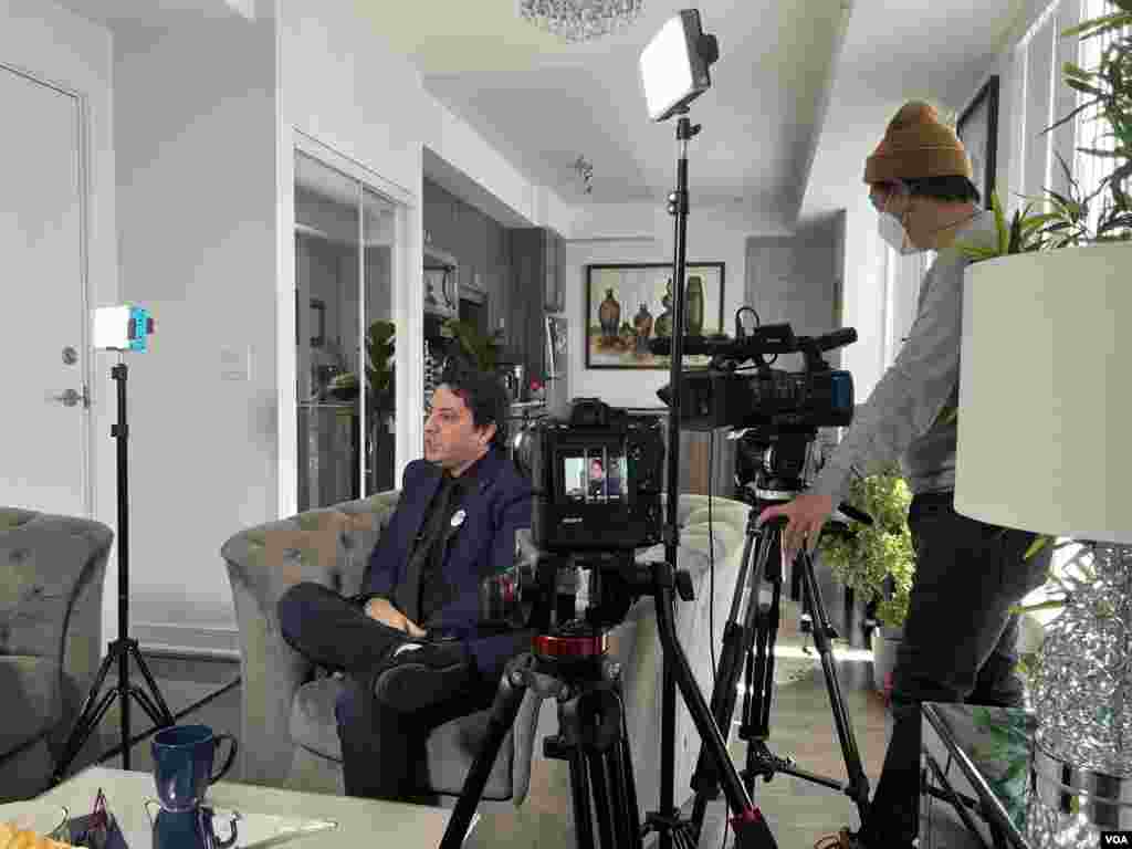 پشت صحنه فیلمبرداری مصاحبه بخش فارسی صدای آمریکا ​با علیرضا قندچی، همسر فائزه فلسفی و پدر پارسا و درسا قندچی، از جان باختگان پرواز پی اس ۷۵۲