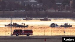 Hoạt động cứu hộ tại hiện trường vụ va chạm máy bay. 