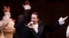 Foto Achiv: Lin-Manuel Miranda pandan spektak "Hamilton" nan teyat Richard Rodgers nan Nouyok, 6 Out, 2015. 