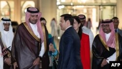 পররাষ্ট্রমন্ত্রী মার্কো রুবিও ২০২৫ সালের ১০ মার্চ জেদ্দার কিং আব্দুল আজিজ আন্তর্জাতিক বিমানবন্দরে পৌঁছালে শুভাকাঙ্ক্ষীরা তাকে শুভেচ্ছা জানান।