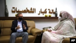 Utusan Khusus AS untuk Tanduk Afrika Jeffrey Feltman, kiri, bertemu dengan Menteri Luar Negeri Sudan Maryam al-Sadiq al-Mahdi di Khartoum, Sudan, 7 Mei 2021. (Foto: AP)