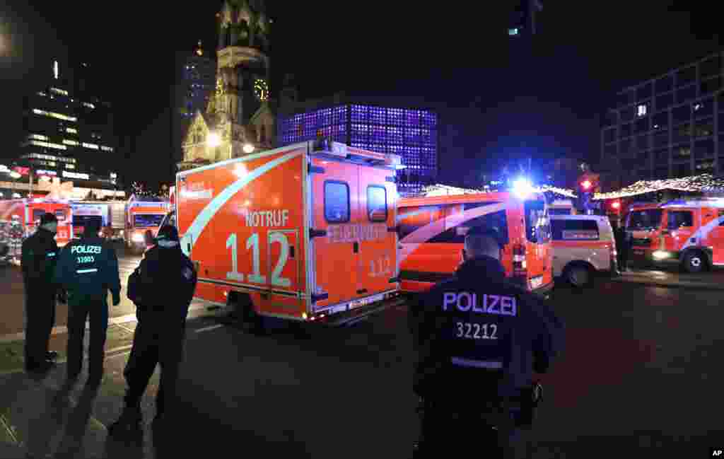 Des ambulances arrivent au marché de Noel où un camion a foncé dans la foule et tué plusieurs personnes à Berlin.