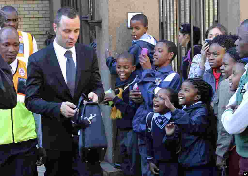 Children react as Oscar Pistorius leaves the high court in Pretoria, South Africa, May 12, 2014.