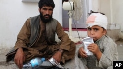 Un niño lesionado en un mortal ataque a un mercado aparece sentado en un hospital en la provincia afgana de Helman en junio de 2020.