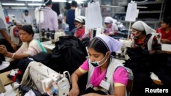 Para perempuan Bangladesh bekerja di pabrik garmen di Dhaka (foto: dok). Industri ekspor garmen Bangladesh menyumbang 80 persen pendapatan devisa negara. 