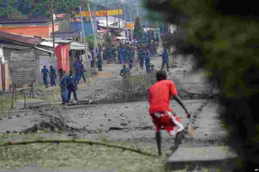 Police fire tear gas to disperse demonstrators protesting the president's decision to seek a third term, Bujumbura, May 20, 2015.
