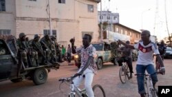 People cheer as ECOWAS Senegalese troops take position near to the state house in the Gambian capital Banjul Sunday Jan. 22, 2017, one day after Gambia's defeated leader Yahya Jammeh went into exile. ECOWAS troops are moving in to prepare for the return o