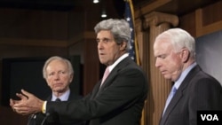 Ketua Komite Urusan Luar Negeri Senat AS, John Kerry (tengah), bersama Senator McCain (kanan) dan Senator Lieberman (foto: dok).