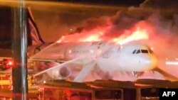 Пожарные службы работают над тушением пожара на пассажирском самолете авиакомпании Air Busan в международном аэропорту Кимхэ в Пусане 28 января 2025 года