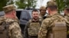 Presiden Ukraina Volodymyr Zelenskyy mengunjungi lokasi pertempuran melawan tentara Rusia di Kharkiv, Ukraina, Minggu, 29 Mei 2022. (Foto: Kantor Pers Kepresidenan Ukraina via Reuters)