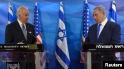 Wakil Presiden AS Joe Biden (kiri) dan PM Israel Benjamin Netanyahu dalam konferensi pers bersama di Yerusalem, Rabu (9/3). 