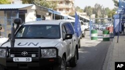 Các quan sát viên Liên Hiệp Quốc rời khỏi văn phòng của LHQ ở Damascus, ngày 26/4/2012