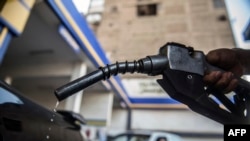 Service de carburant à la pompe au Caire, en Egypte, le 20 juin 2017.