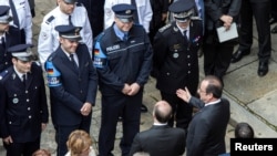 Le président français François Hollande et son ministre de l'Intérieur Bernard Cazeneuve lors de la cérémonie d'hommage au policier Jean-Baptiste Salvaing et sa femme, agent administratif Jessica Schneider, tués à coup de couteau par Larossi Abballa, à P