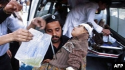 Người bị thương trong vụ đánh bom tự sát được đưa vào bệnh viện ở Peshawar