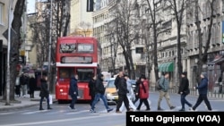 Солиден јавен превоз е неопходен за побезбедни улици, сметаат експерти. Фото: Пешаци во центарот на Скопје, февруари, 2025