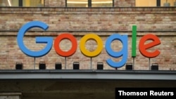 Una vista de un cartel encima de la entrada de la oficina de Google en Berlín, Alemania. [Archivo]